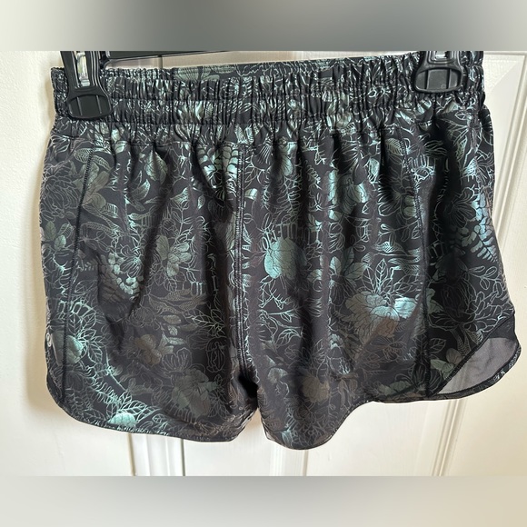 Lululemon Hotty Hot Low-Rise Lined Short 4" Logo Flourish Black Iridescent Foil - Picture 5 of 5